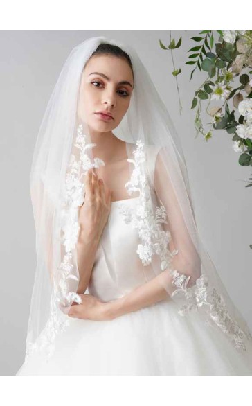 Two-tier Lace Applique Edge Fingertip Bridal Veils With Lace